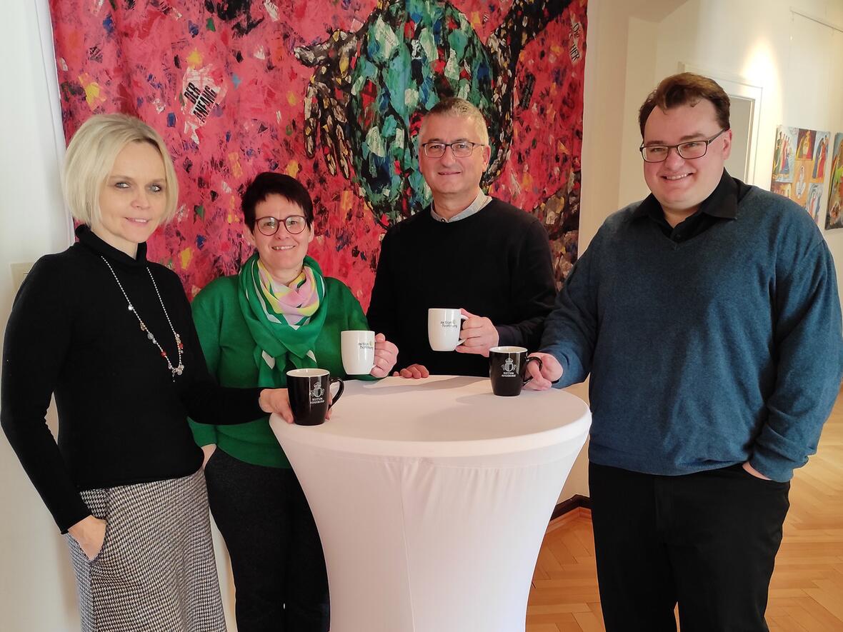 „Mit einer Tasse Kaffee Gutes tun“ – Zur Aktion in der Fastenzeit laden Mitarbeitende der Abteilung Weltkirche im Bistum Augsburg ein: (v.l.) Anita Frischko, Karin Stippler (aktion hoffnung), Anton Stegmair und Dr. Peter Frasch.