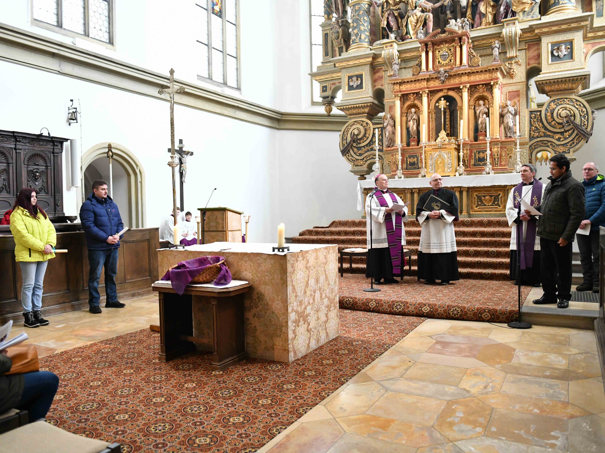 Die Vertreter aus den jeweiligen Pfarreien stellten dem Bischof die Tauf- und Firmbewerber einzeln vor. (Foto: Maria Rösch / pba) 