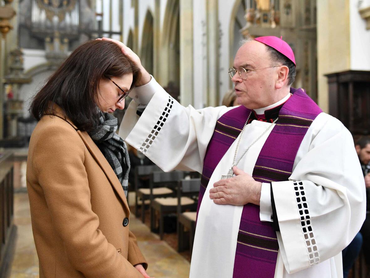 Im Rahmen der Zulassungsfeier segnete der Bischof jeden einzelnen der Bewerberinnen und Bewerber. Ein Kandidatin des vergangenen Jahres bekam zusätzlich den bischöflichen Segen (Fotos: Maria Rösch / pba)