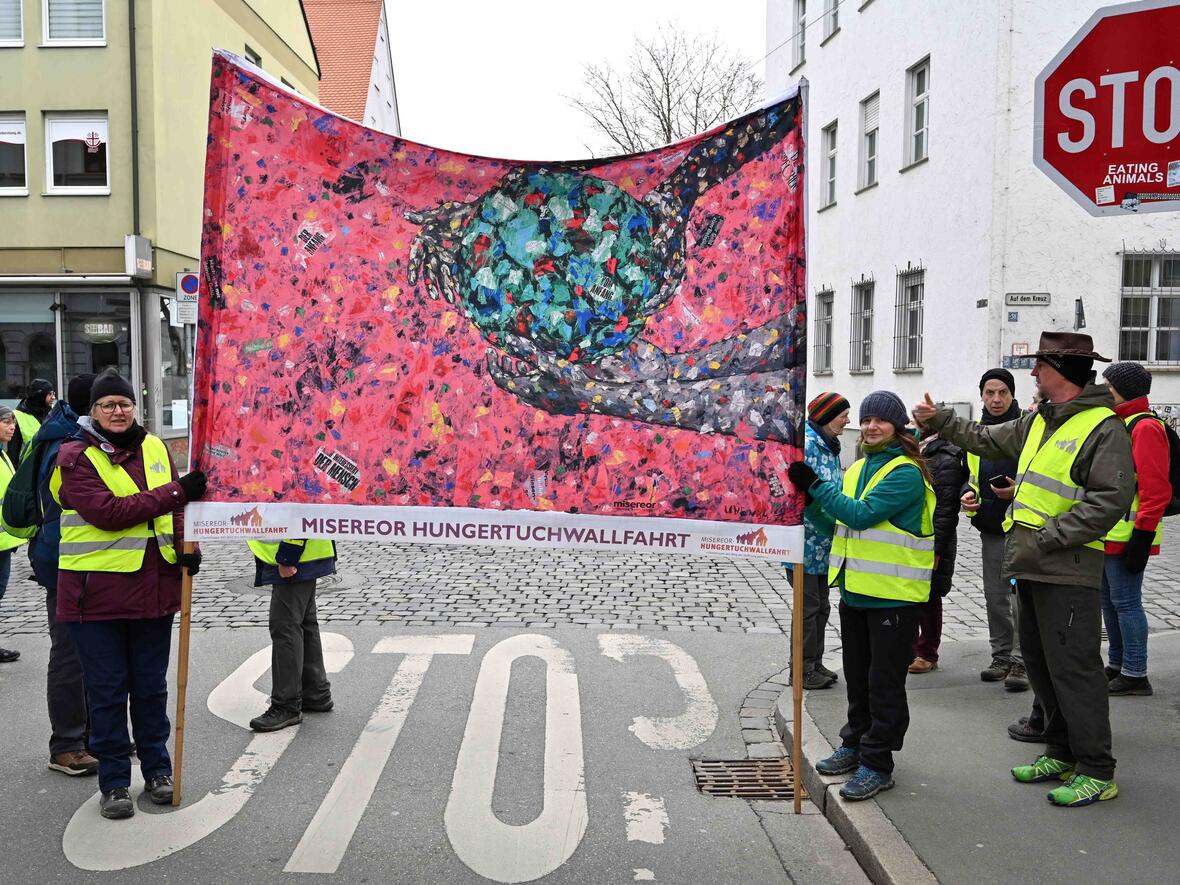 Dutzende Hungertuchwallfahrer pilgern auf unterschiedlichen Wegen nach Augsburg. Mit im Gepäck haben sie auch die Botschaften, für die das Hilfswerk Misereor steht. Das kann auch mal ein der Politik und Gesellschaft vorgehaltenes Stop-Schild sein. (Fotos: Nicolas Schnall / pba)