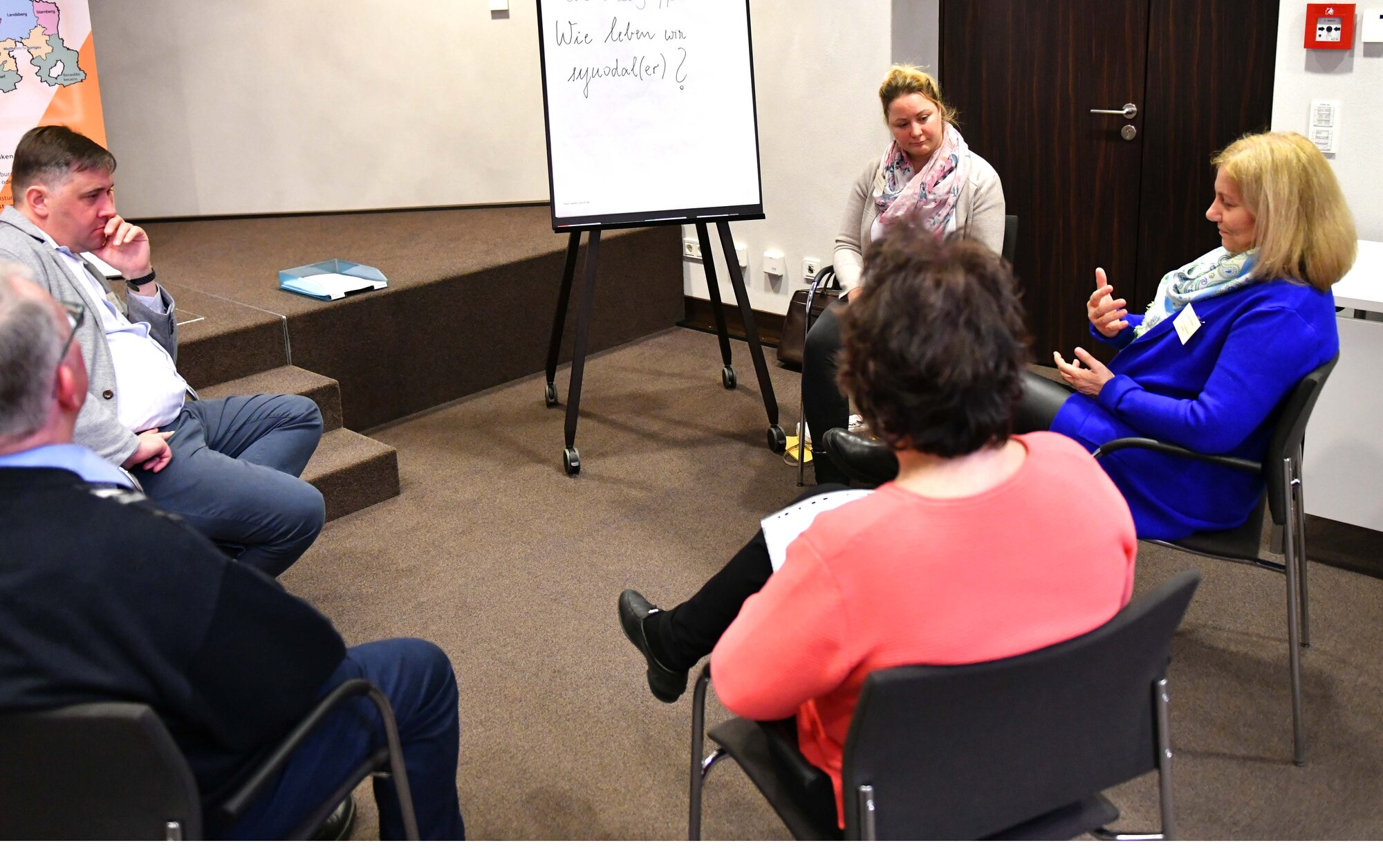 konzentriertes Zuhören im synodalen Gespräch.