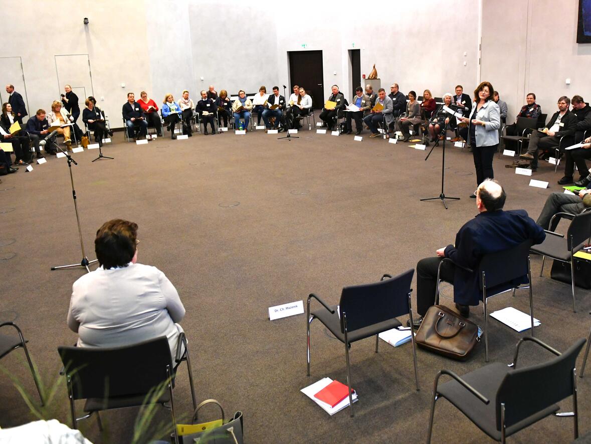 Ein synodales Gespräch ohne hierarchische Sitzordnung prägte den ersten Tag der Vollversammlung des Diözesanrats (Fotos: pba/Ulrich Bobinger)