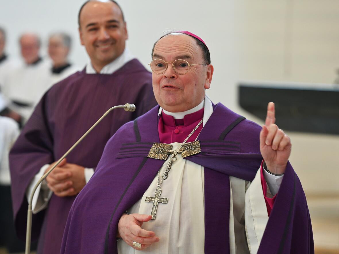 In seiner Predigt betonte der Bischof die Zentralität des Feierns und der Musik im katholischen Glauben.