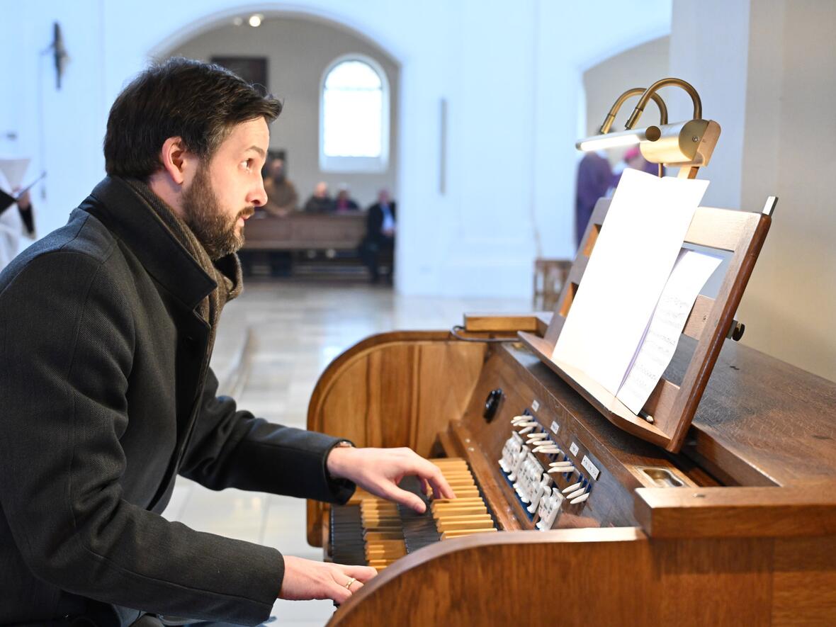 Der Mindelheimer Kirchenmusiker Michael Lachenmayr stellte das Instrument in einem kurzen Konzert vor.