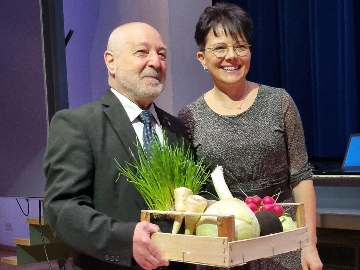 Der Sprecher des Diakonenkreises Dillingen, Diakon Eugen Schirm, überreichte der Referentin Birgit Hofmeister einen Frühlingskorb als kleines Dankeschön.