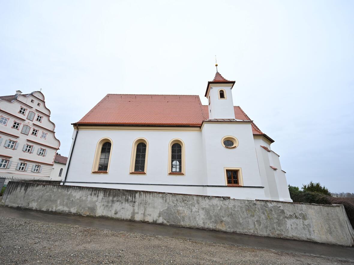 Die Eggelhofkapelle mit dem Gutshaus im Hintergrund.