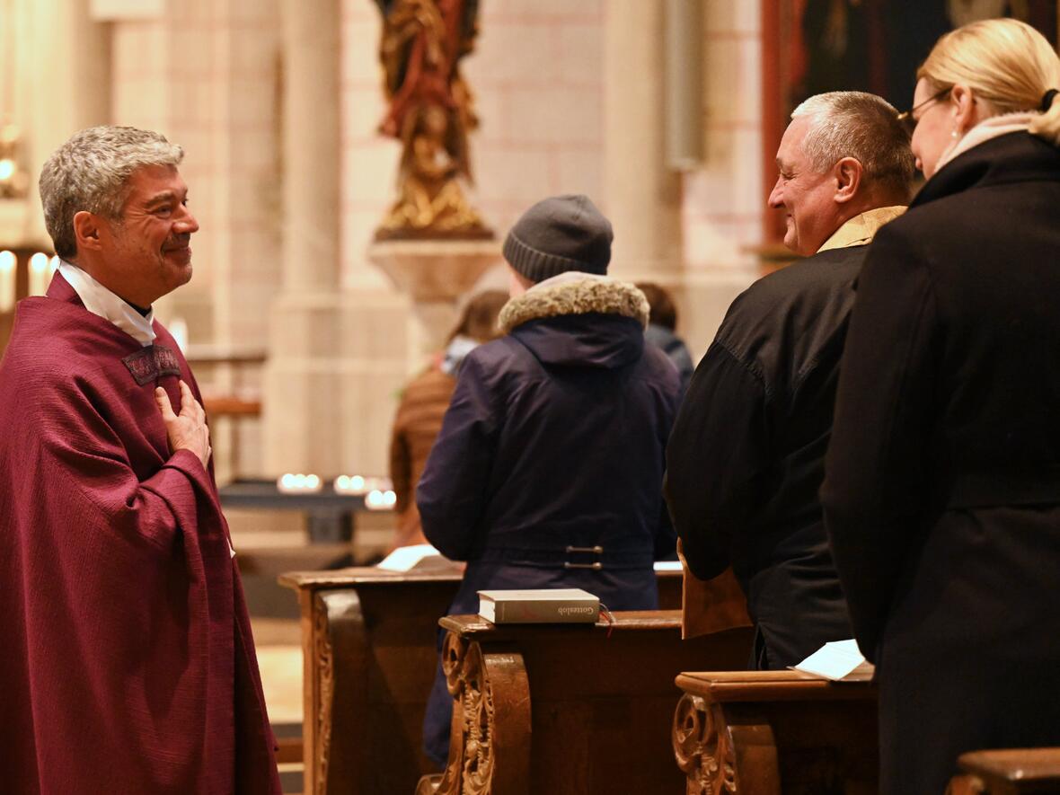 Geschwisterlichkeit und Frieden: Dekan Helmut Haug, der Zen-Buddhist Hogen Harter und Oberbürgermeisterin Eva Weber beim Friedensgruß (Fotos: Julian Schmidt / pba)