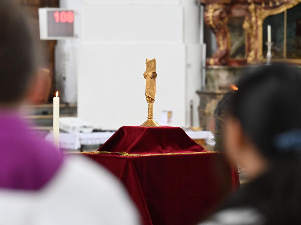 Das Ottobeurer Ulrichsreliquiar wurde den Mönchen 1982 von Bischof Stimpfle geschenkt.