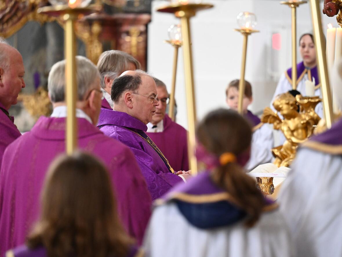 Auch als "Gegenorte" müssten Klöster stets der Welt und vor allem den Menschen zugewandt sein, betonte Bischof Bertram.