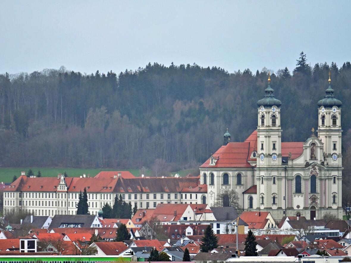 Die Basilika mit dem Klosterkomplex von Norden aus fotografiert.
