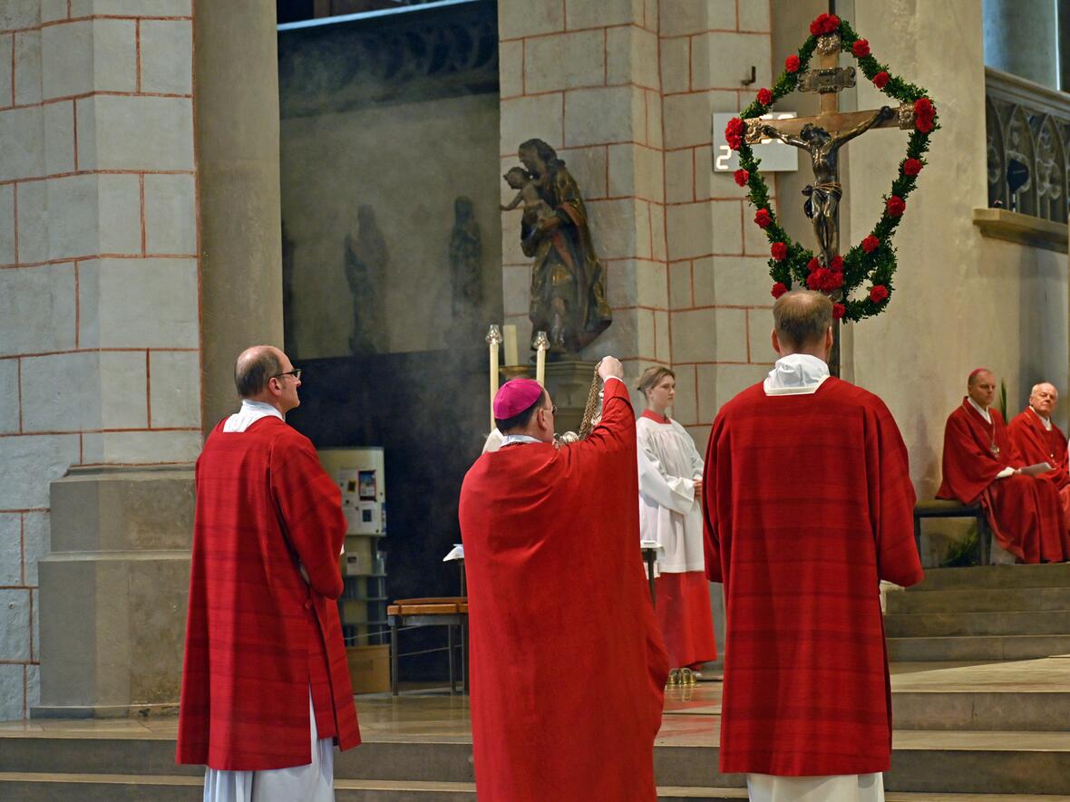 Das festlich geschmückte Kreuz. 