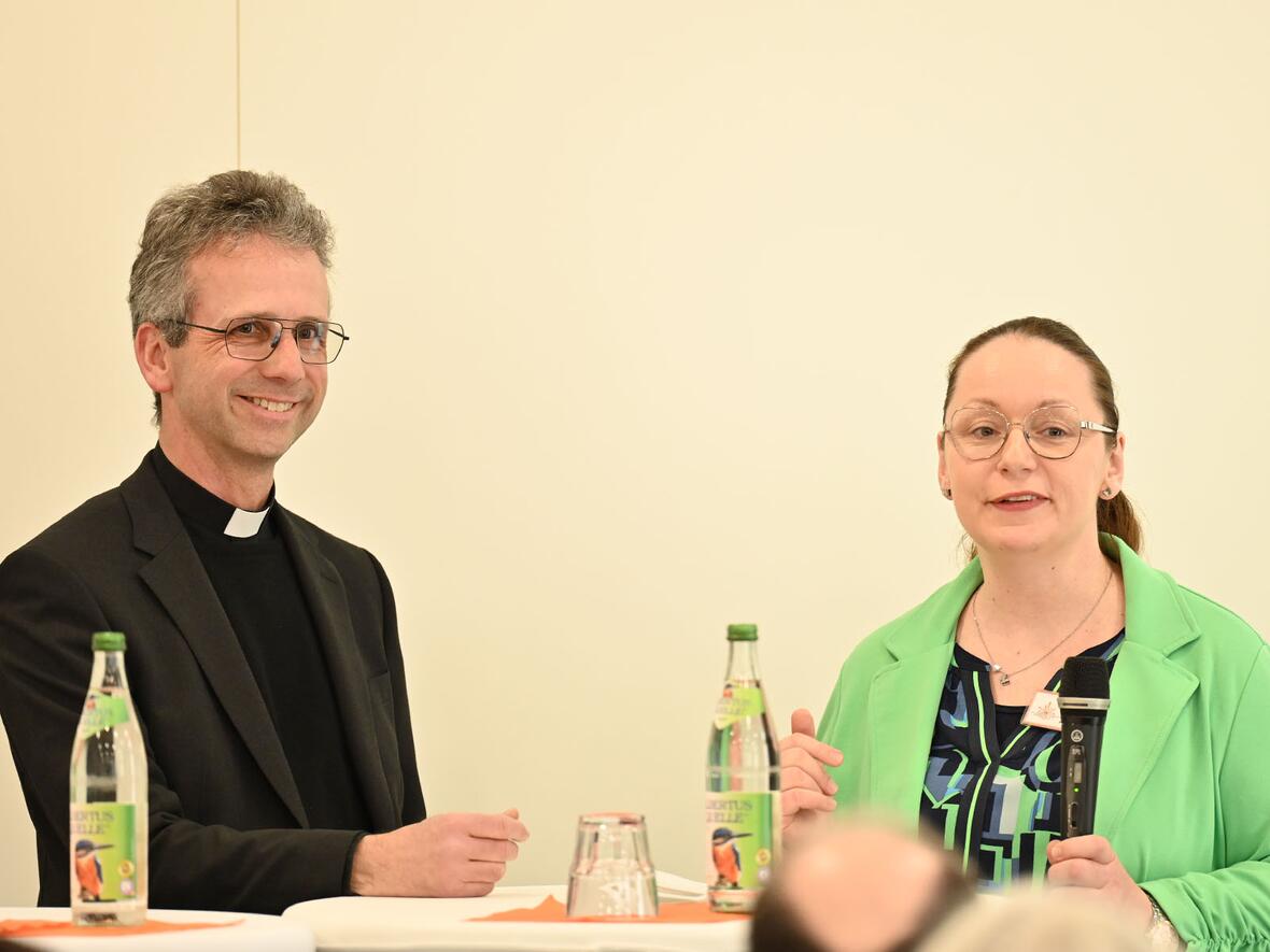 Die Gastgeber des St. Vinzenz-Hospizes: Domkapitular Armin Zürn und Pflegedienstleitung Diana Jukčić.