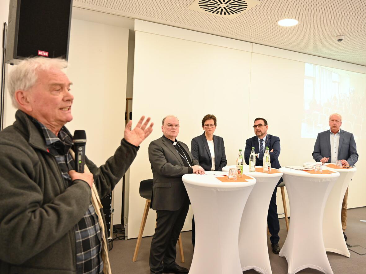 Für die Zuhörerinnen und Zuhörer bestand die Möglichkeit, mit den Podiumsteilnehmern ins Gespräch zu kommen.