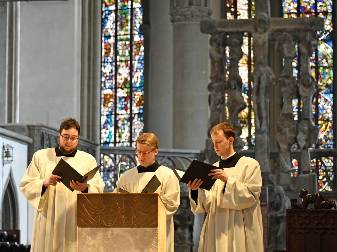 Die gesungene Johannes-Passion von Hermann Schroeder war einer der zentralen Teile der Karfreitagsliturgie im Dom. (Fotos: Nicolas Schnall / pba)