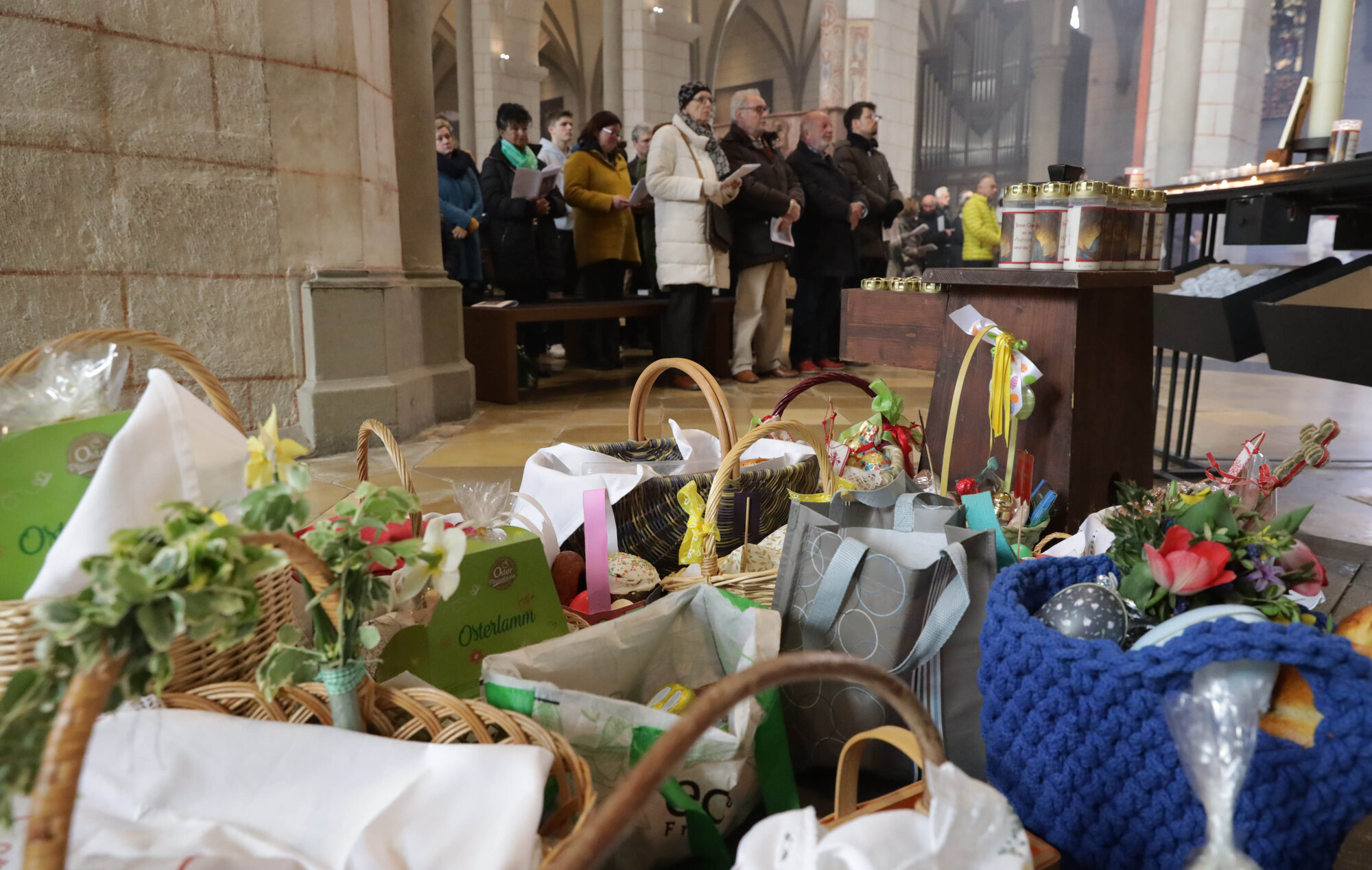 Pontifikalamt zum Ostersonntag im Hohen Dom zu Augsburg (Foto Annette Zoepf_pba) 3