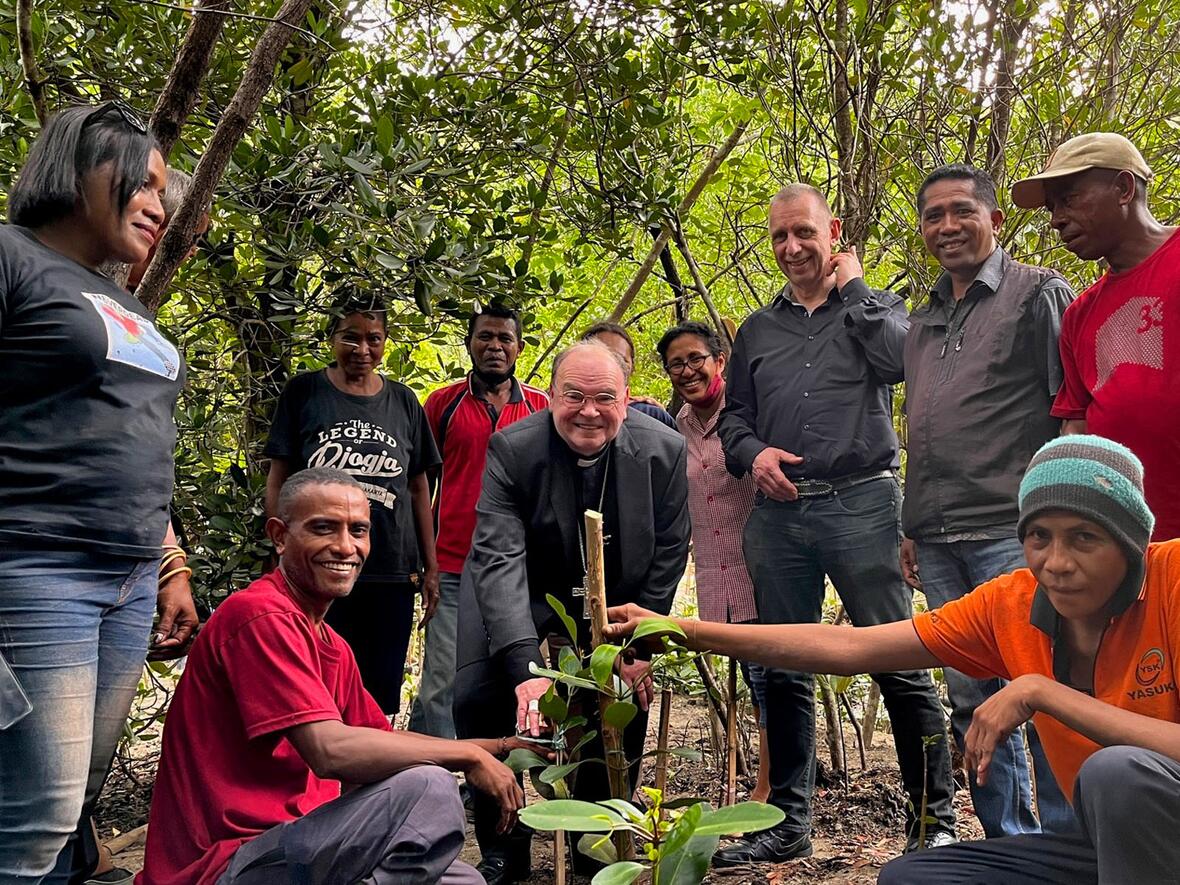 Auf der Insel Flores ließ sich Bischof Bertram in Kolisia Maßnahmen zum Erosions- und Küstenschutz zeigen (Fotos: Deutsche Bischofskonferenz / Daniel Legutke)