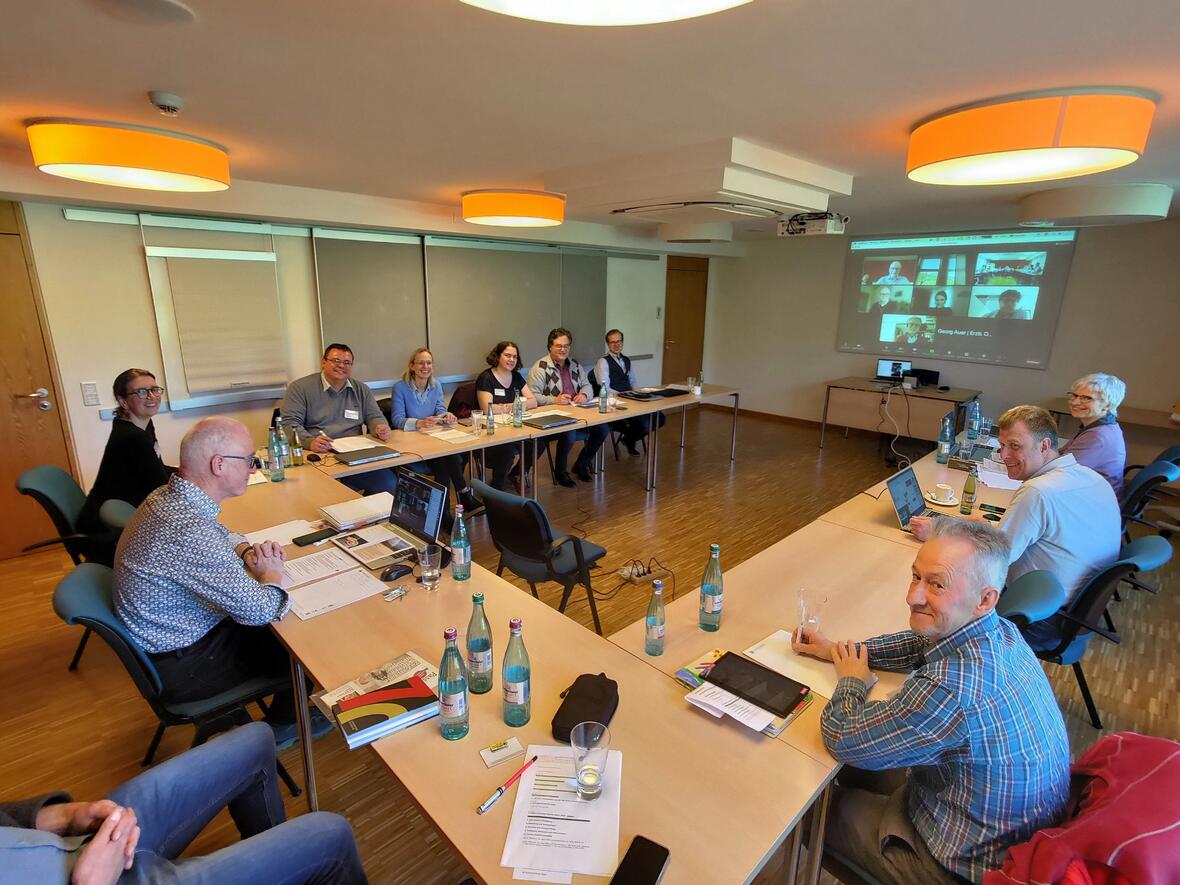 Zur Bundeskonferenz von Pfarrbriefservice.de treffen sich einmal jährlich die Vertreterinnen und Vertreter der Mitgliedsbistümer und die Online-Redaktion von Pfarrbriefservice.de. Einige Teilnehmer wie auch die Journalistin Christine Cüppers waren digital zugeschaltet. Foto: Christian Schmitt