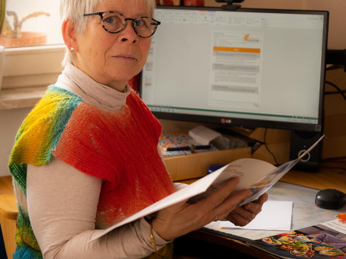 Die Journalistin Christine Cüppers begutachtet seit zehn Jahren im Auftrag von Pfarrbriefservice.de Pfarrbriefe aus Deutschland. Foto: Johannes Cüppers