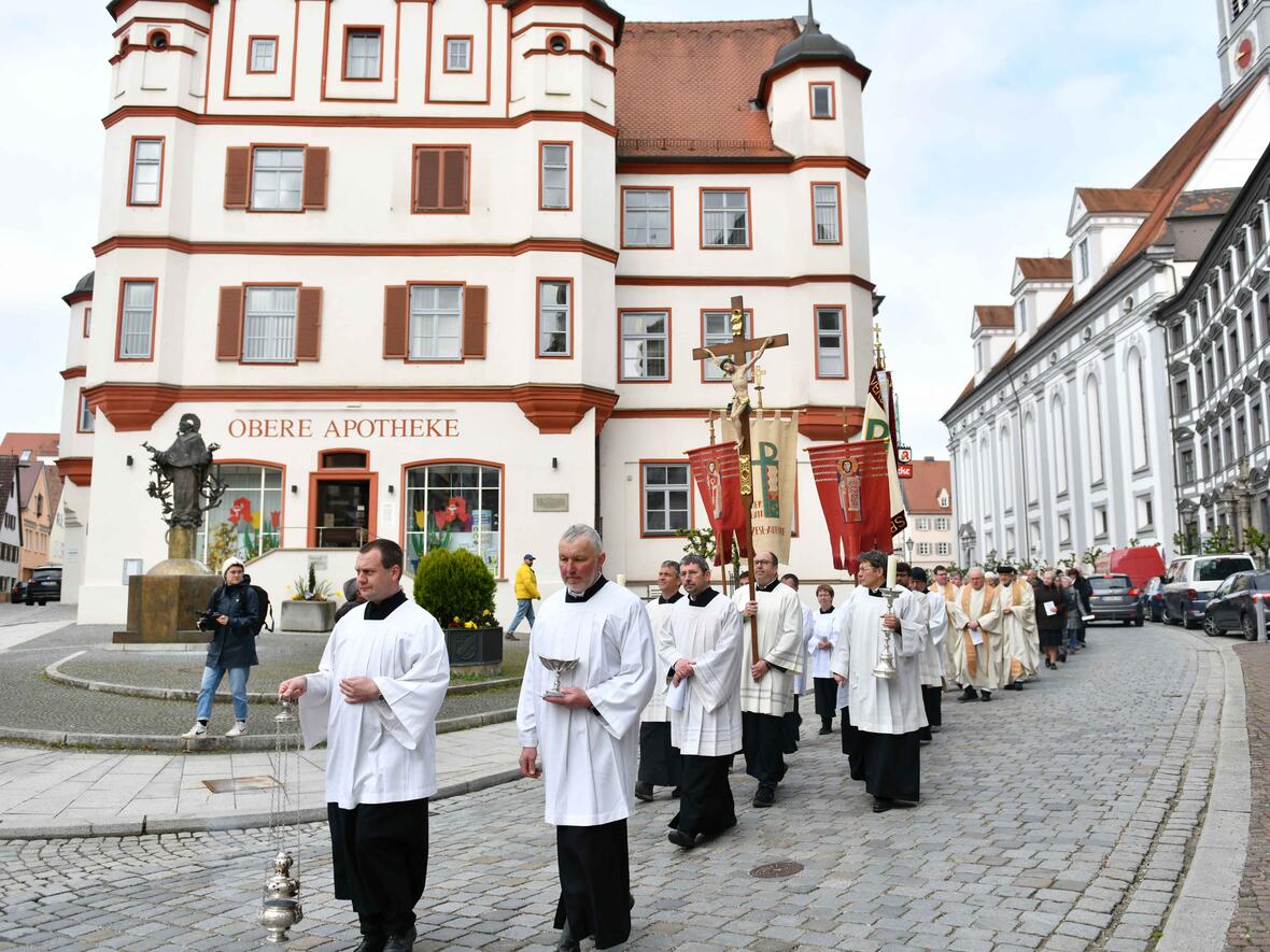 Singend und betend zogen die Mesnerinnen und Mesner vom Ulrichsdenkmal zur Basilika St. Peter in Dillingen. (Fotos: Maria Rösch / pba) 
