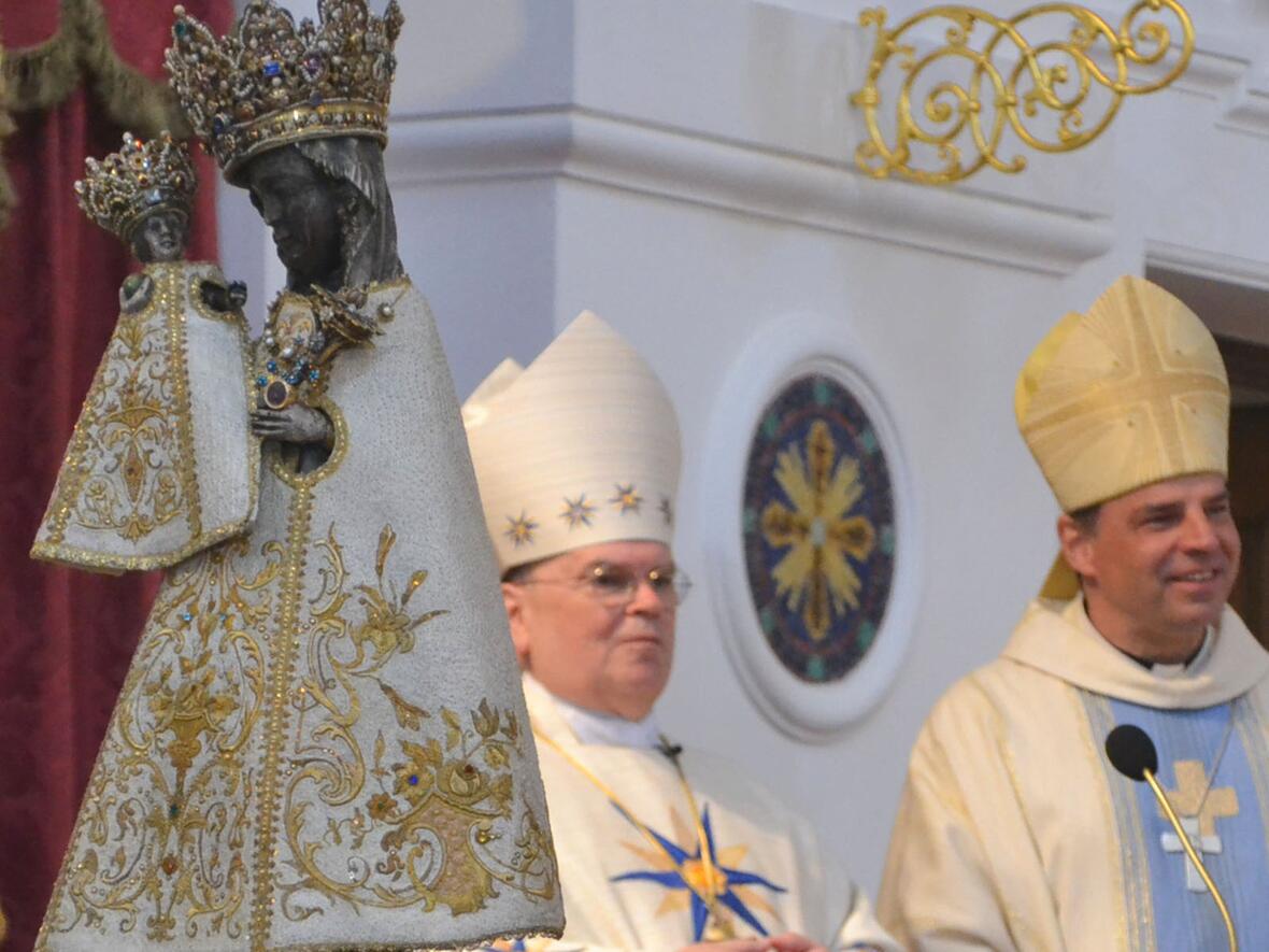 Bischof Bertram eröffnete die diesjährige Wallfahrt zur Schwarzen Madonna von Altötting auf Einladung des Passauer Bischofs Stefan Oster (r.) (Fotos: Roswitha Dorfner / Altöttinger Liebfrauenbote)