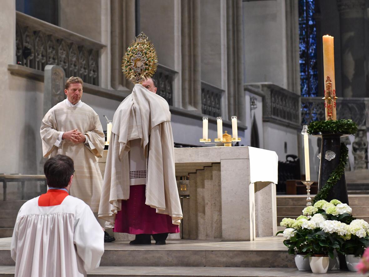Die Spendung des sakramentalen Segen schloss die erste feierliche Maiandacht ab.