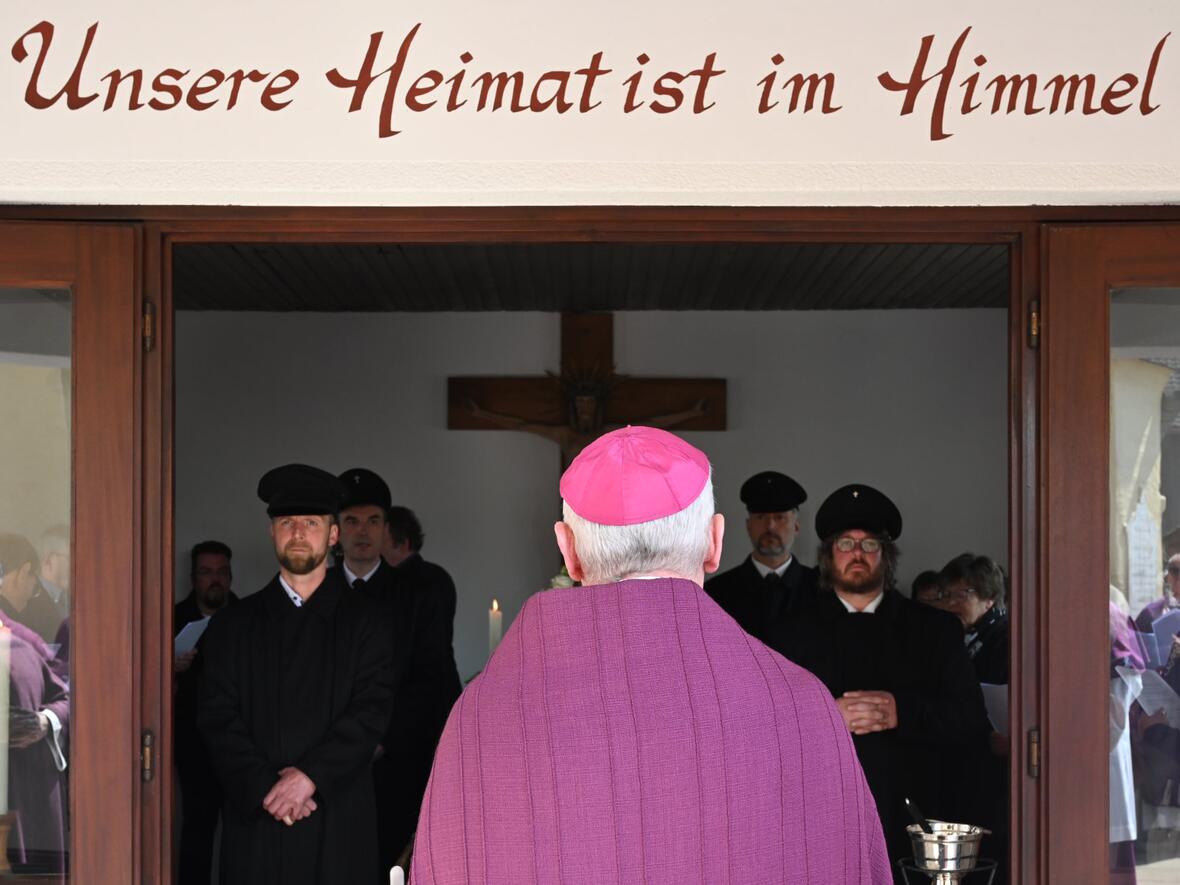 Dompropst Weihbischof Dr. Dr. Anton Losinger vor der Aussegnungshalle in Kirchdorf (Fotos: Julian Schmidt / pba)