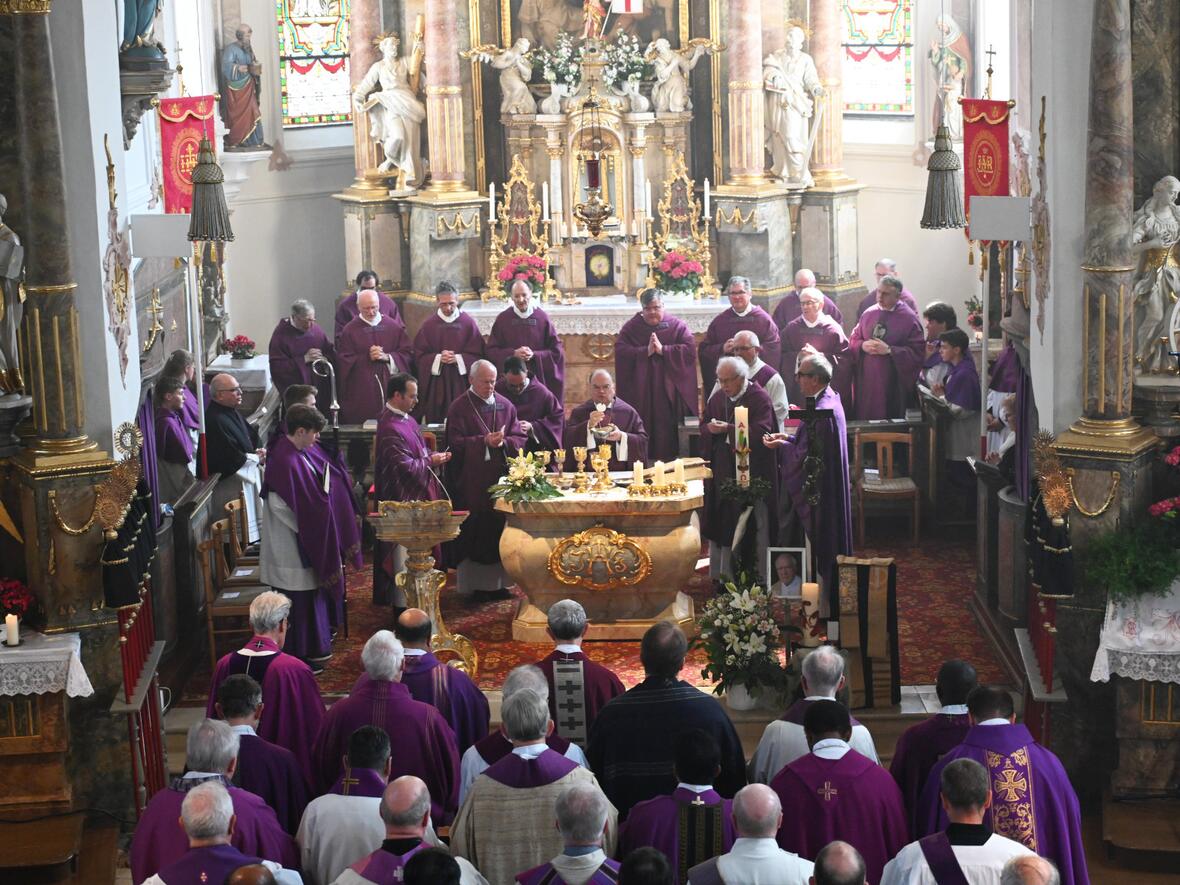 Zahlreiche Priester und Weggefährten des Verstorbenen nahmen an der Trauerfeier teil.