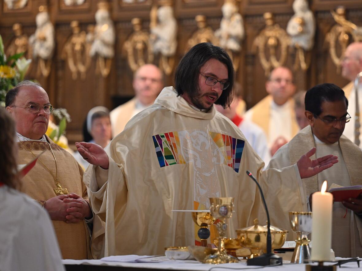 Bischof Bertram und der Neupriester bei der Eucharistiefeier. 