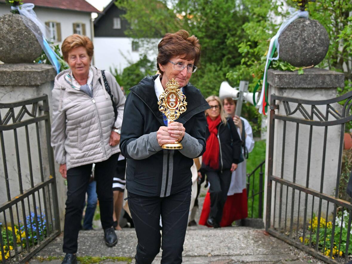 Eine Angehörige des seliggesprochenen Boveser Glaubenszeugen trug das Reliquiar die letzten Meter in die St.-Anna-Kirche hinein. (Fotos: Nicolas Schnall / pba)