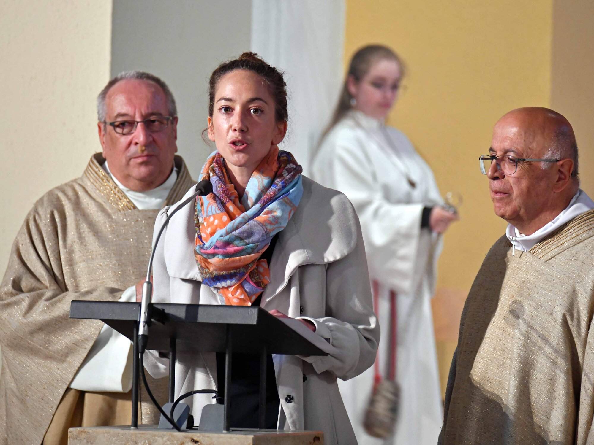 Die Vorsitzende des Partnerschaftsvereins Boves-Schondorf Mirjam Gall trug die Gruß- und Dankesworte von Don Bruno (rechts) auf Deutsch vor.