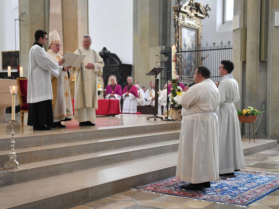 Bischof Dr. Bertram Meier hat an diesem Samstag Wolfgang Ehrle aus Niederstaufen und Sebastian Fuchs aus Oberreute in der Basilika St. Ulrich und Afra zu Diakonen geweiht. (Fotos: Maria Rösch / pba)