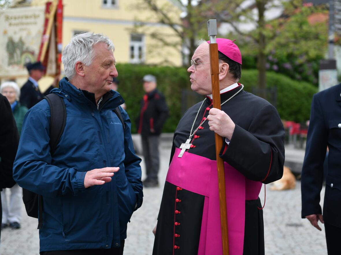 Auch für Gespräche mit den Pilgerinnen und Pilgern nahm sich Bischof Bertram vor dem Gottesdienst Zeit.