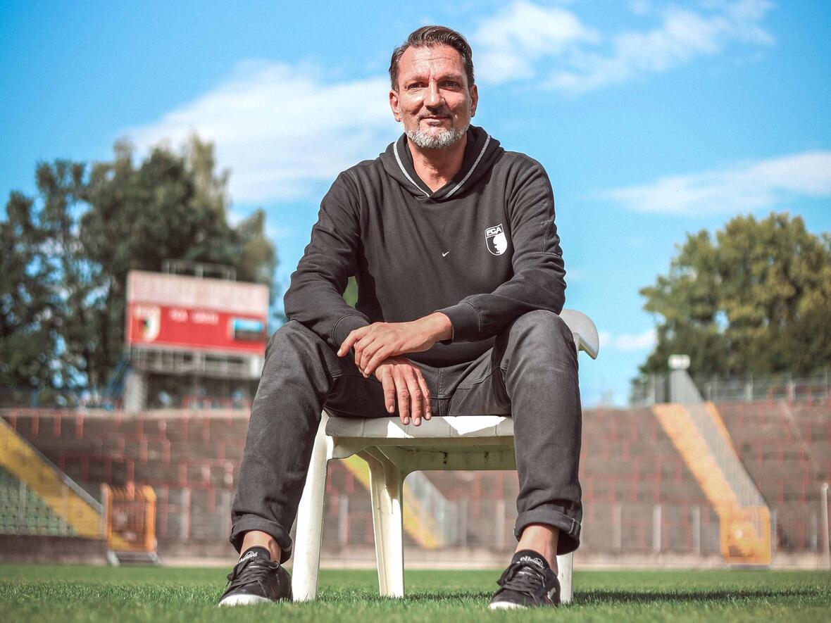 Für den aktuellen FCA-Präsident Markus Krapf ist die Gegenwart und Zukunft ohne die Vergangenheit nicht zu denken. Das Foto zeigt ihn auf dem Rasen des Rosenaustadions, der früheren sportlichen Heimat des heutigen Bundesligisten. (Foto: FC Augsburg)