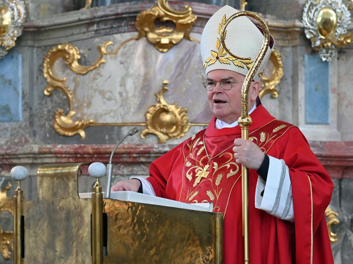 Bischof Bertram bei der Predigt in der vollbesetzten Wallfahrtskirche. 