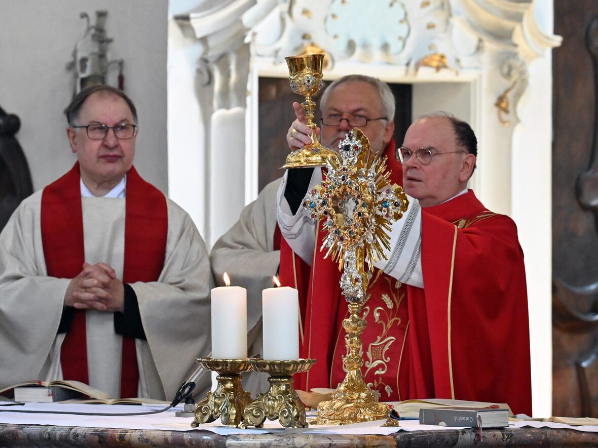 Die Feier der Hl. Messe mit Bischof Bertram und den Salvatorianerpatres.