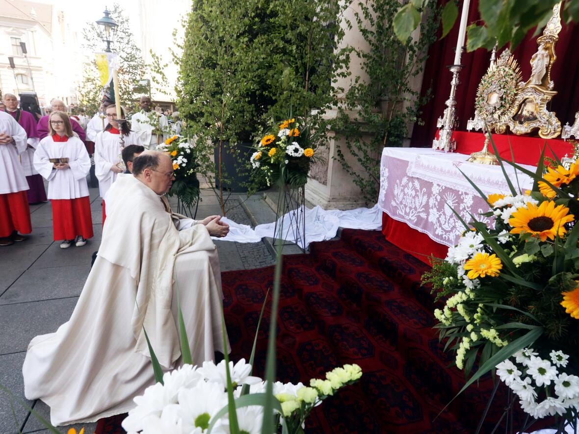Bischof Bertram bei der Anbetung des Allerheiligsten in der Augsburger Innenstadt (Fotos: Annette Zoepf / pba)