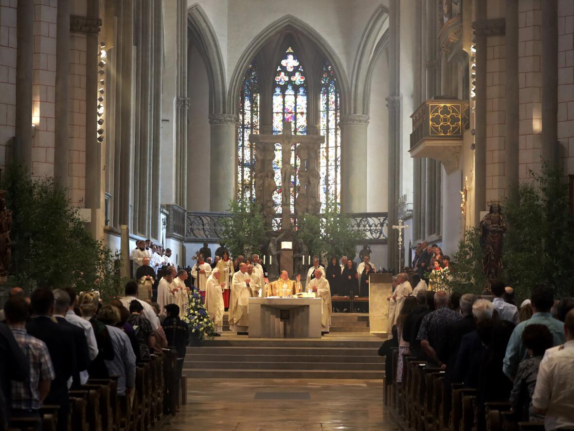 Der Prozession ging die Messfeier im Hohen Dom voraus.