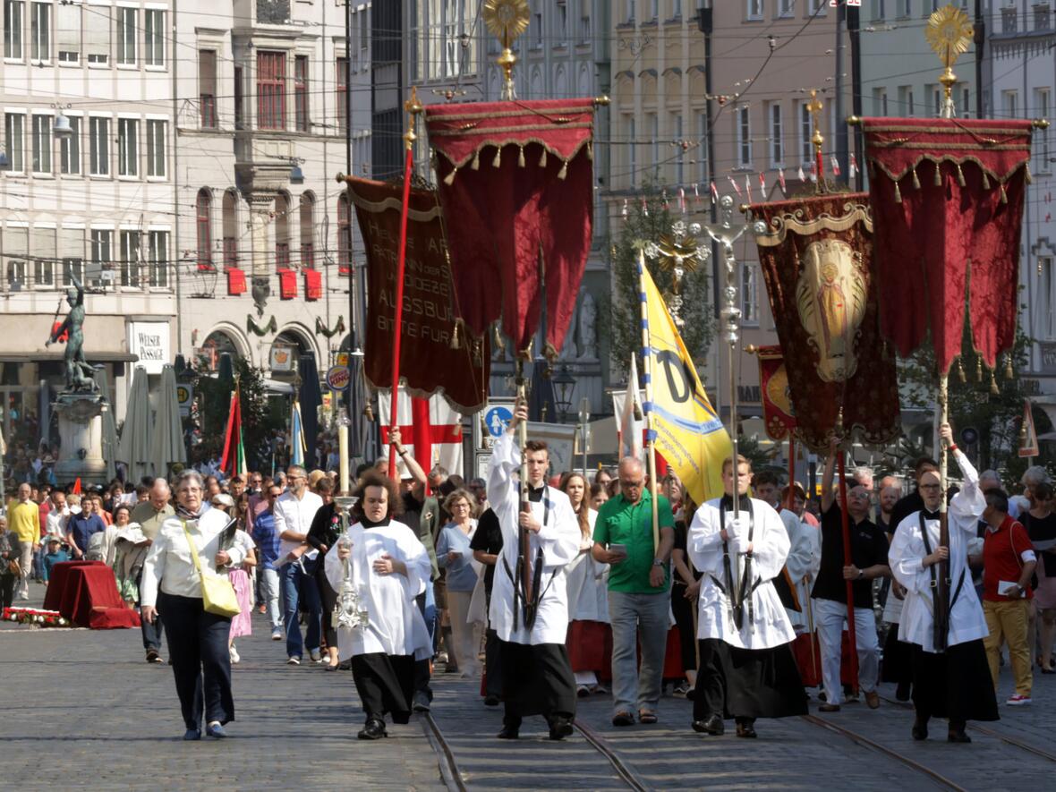 Die Festprozession durch die Augsburger Innenstadt wurde durch zahlreiche teilnehmende Vereine, Verbände und weitere Gruppierungen bereichert.