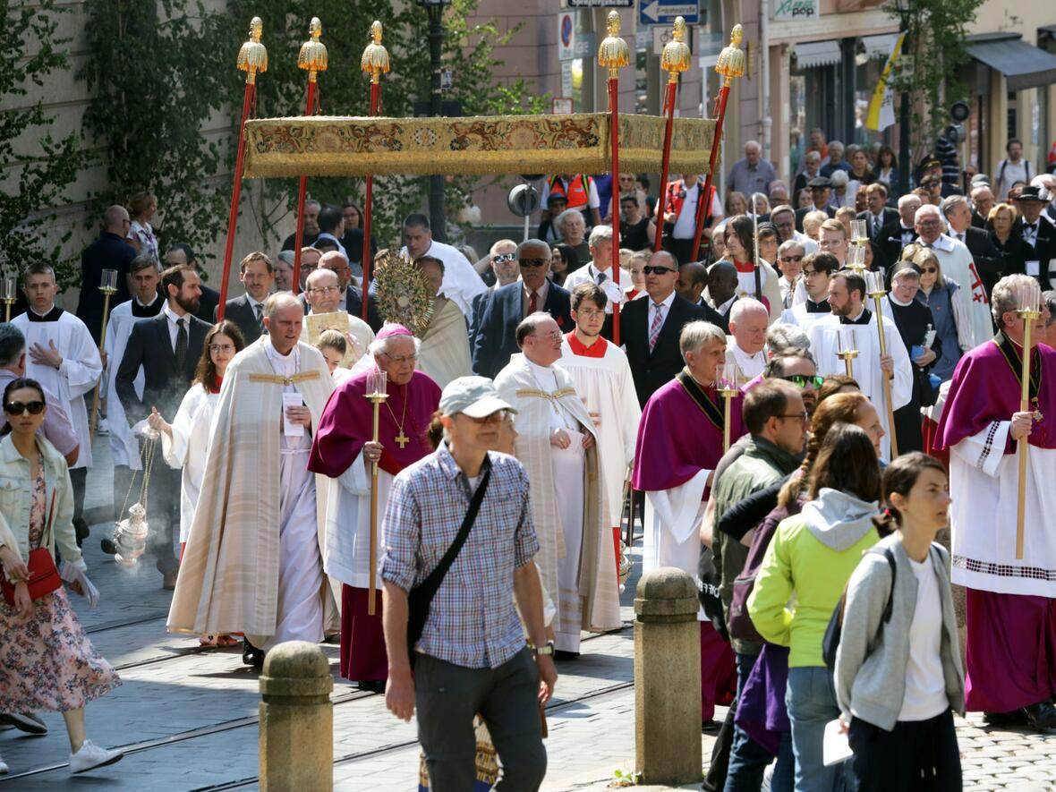 Das Allerheiligste wird dabei traditionell unter einem Baldachin, dem sogenannten "Himmel", getragen.