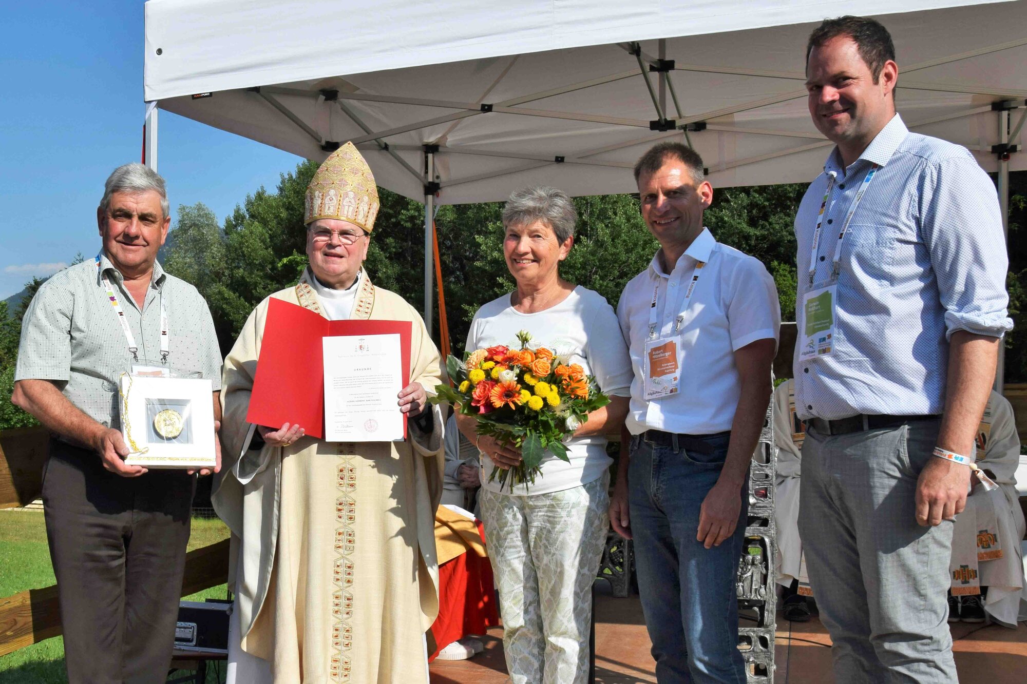 Ulrichsmedaille an Herbert Barthelmes (von links) der Geehrte, Bischof Bertram, Marianne Barthelmes, Kolpingdiözesanvorsitzendem Robert Hitzelberger und Hausleiter Gerwin Reichart (Foto Verspohl-Nitsche_pdke)