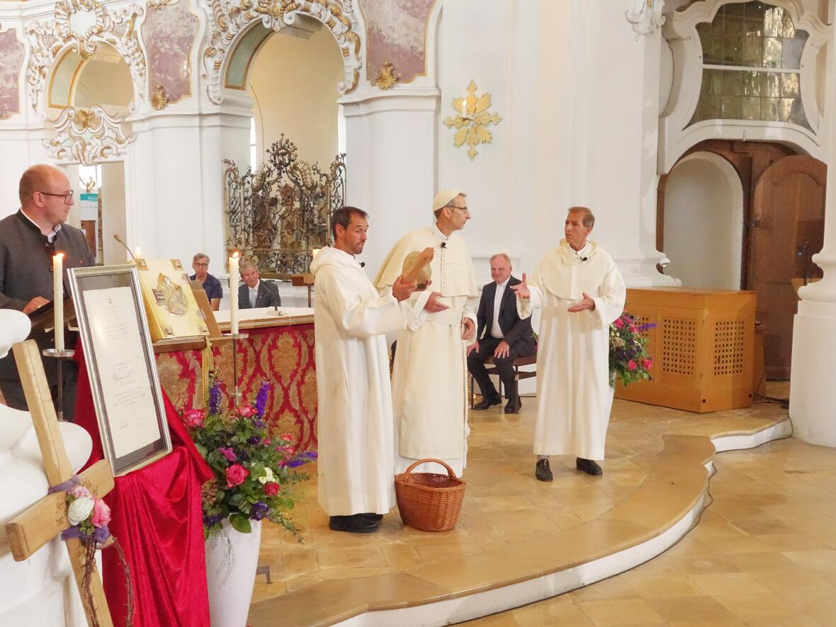 In dem Gottesdienst wurde die Vergangenheit der Wies als Wallfahrtskirche des Prämonstratenserordens vergegenwärtigt (Foto: Kath. Wallfahrtskuratiestiftung St. Josef - Wies)