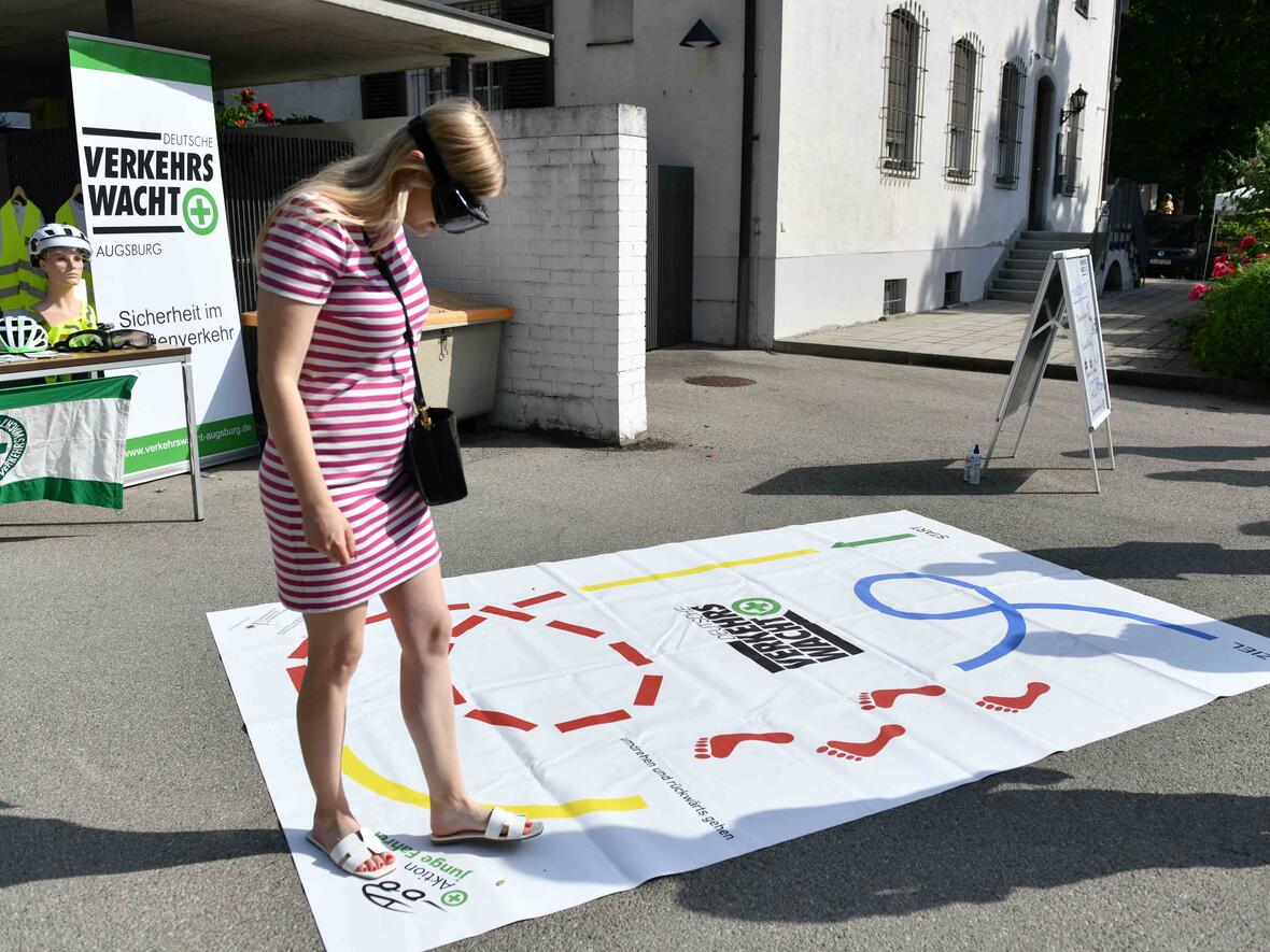 Der Rauschbrillen-Parcours forderte jede Menge Geschicklichkeit.