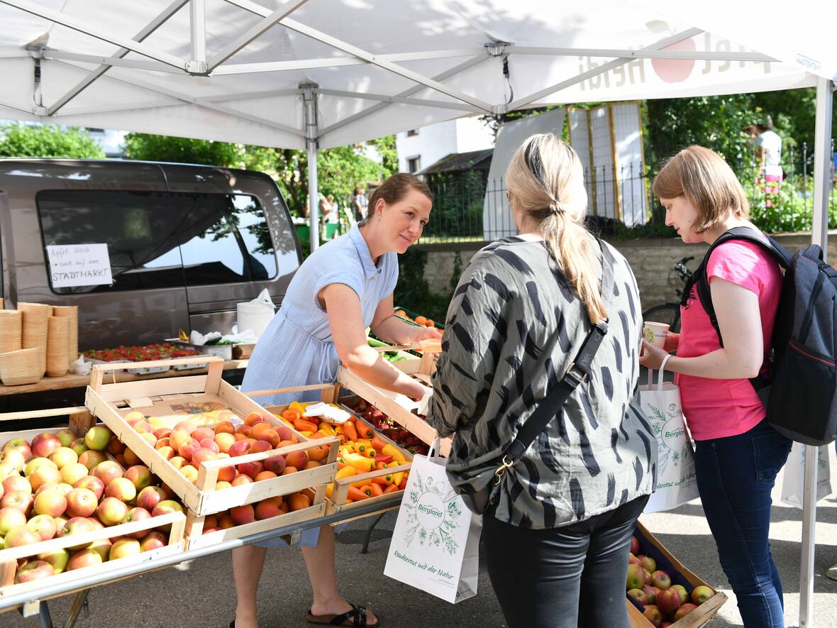 Eine gute Portion Obst und Gemüse durften sich die Mitarbeiterinnen und Mitarbeiter am Stand von "Apfel Heidi" mitnehmen. 