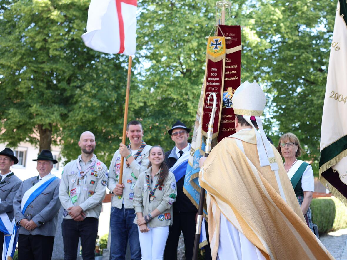 Zahlreiche Fahnenabordnungen bereicherten den Festgottesdienst.
