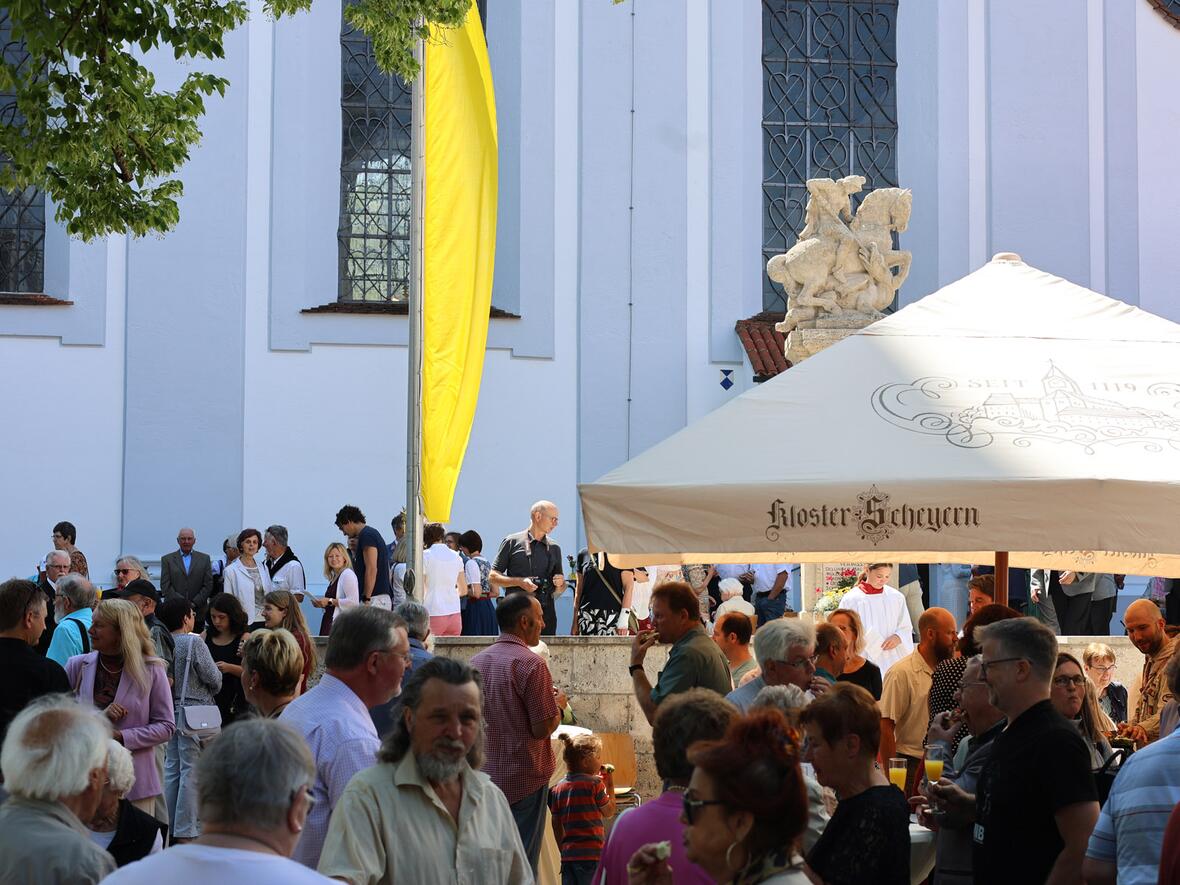 Im Anschluss an das Pontifikalamt lud die Pfarreiengemeinschaft zum Stehempfang ein.