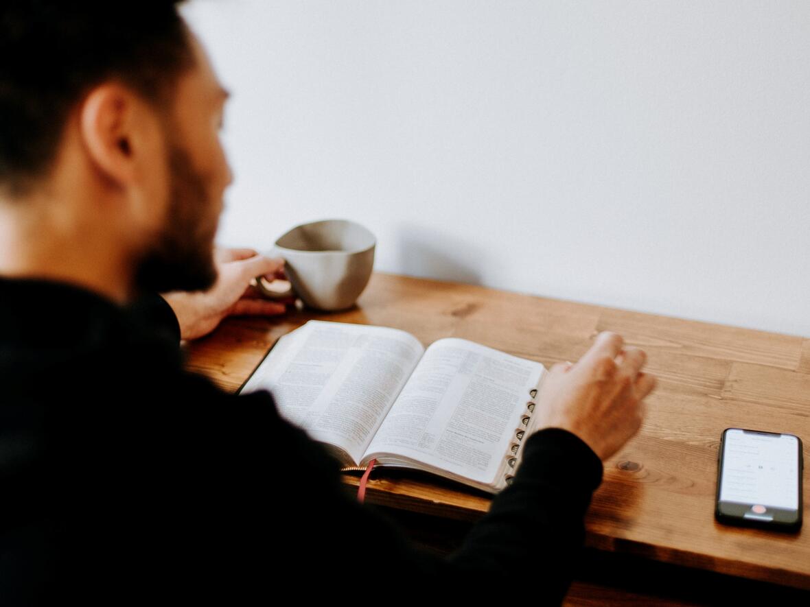 Bibellesen mit Herz und Verstand. (Foto: Priscilla Du Preez / Unsplash)