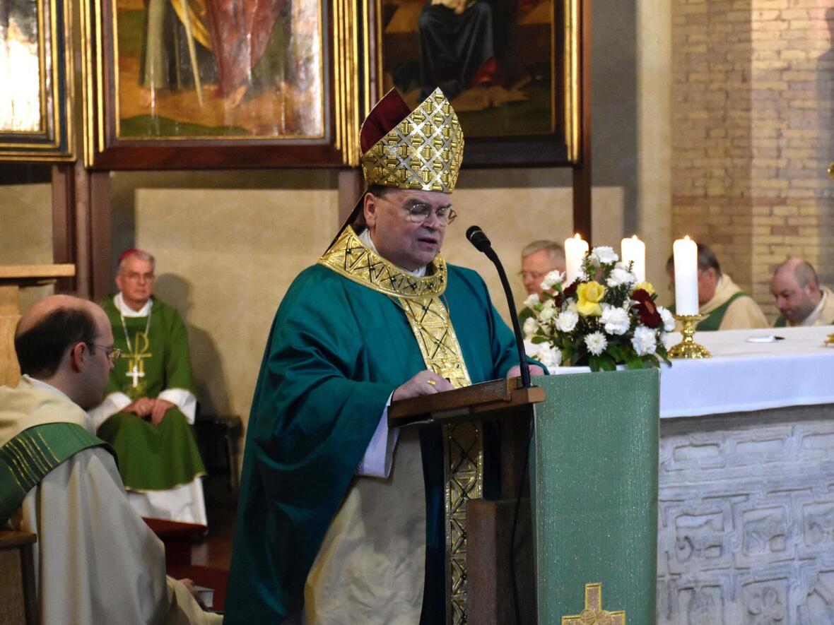 Bischof Bertram, als Beauftragter der DBK für den Campo Santo Teutonico, bei der Predigt in der Kollegskirche. (Foto: privat)