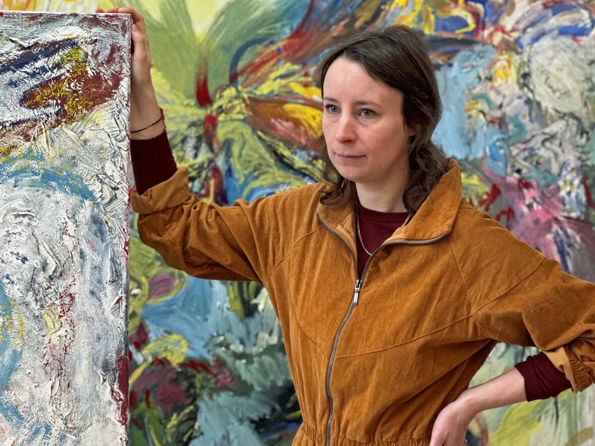 Die Künstlerin Nina Lamiel Bruchhaus in ihrem Atelier. (Foto: Michael Kießling)