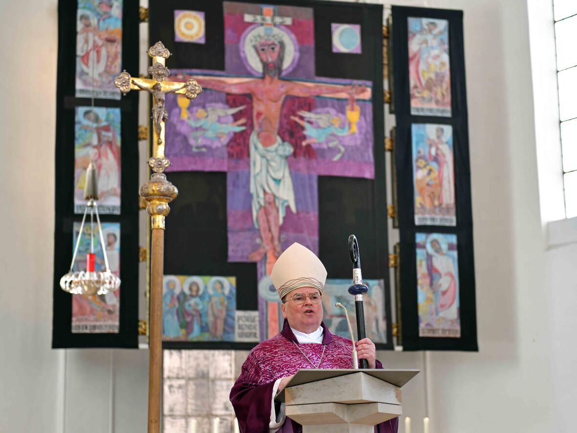 Bischof Bertram predigte zum Aschermittwoch der Künstler in der Mindelheim Stadtpfarrkirche. (Fotos: Nicolas Schnall / pba)