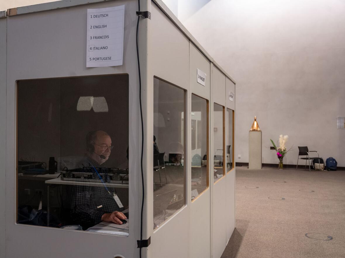 Zahlreiche Dolmetscherinnen und Dolmetscher wirkten im Hintergrund des internationalen Bischofstreffens.